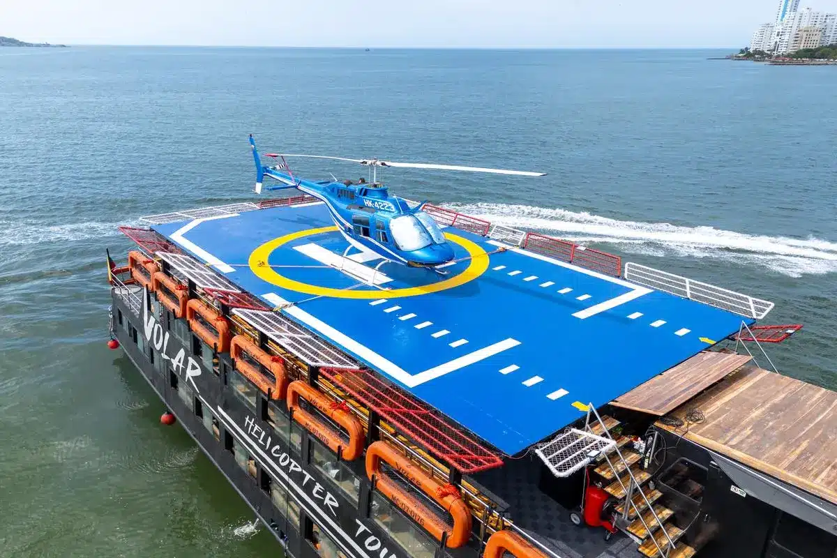 Helicóptero despegando desde barco turístico en Cartagena